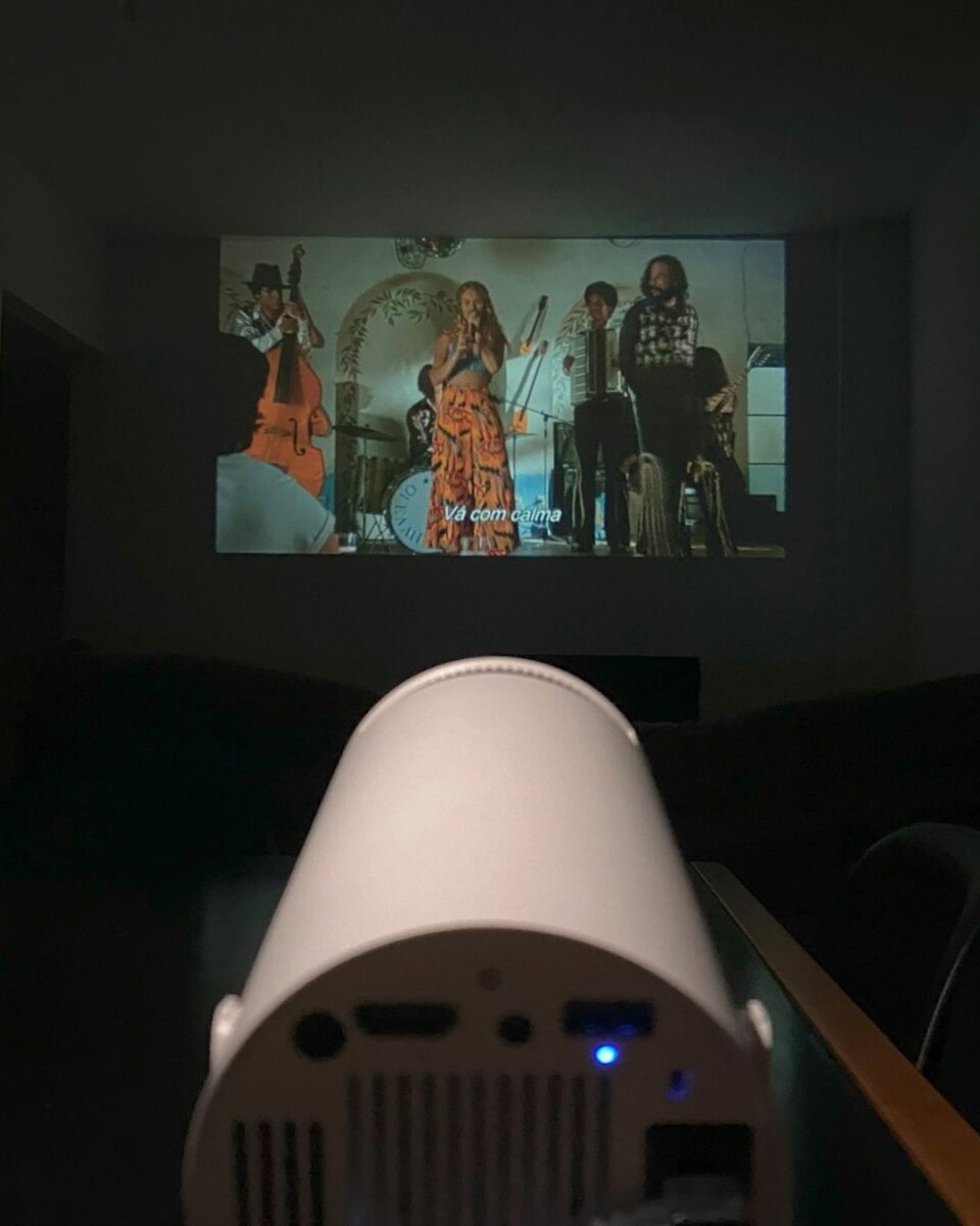 O Melhor Mini Projetor 4K Android para assistir filmes e jogos
